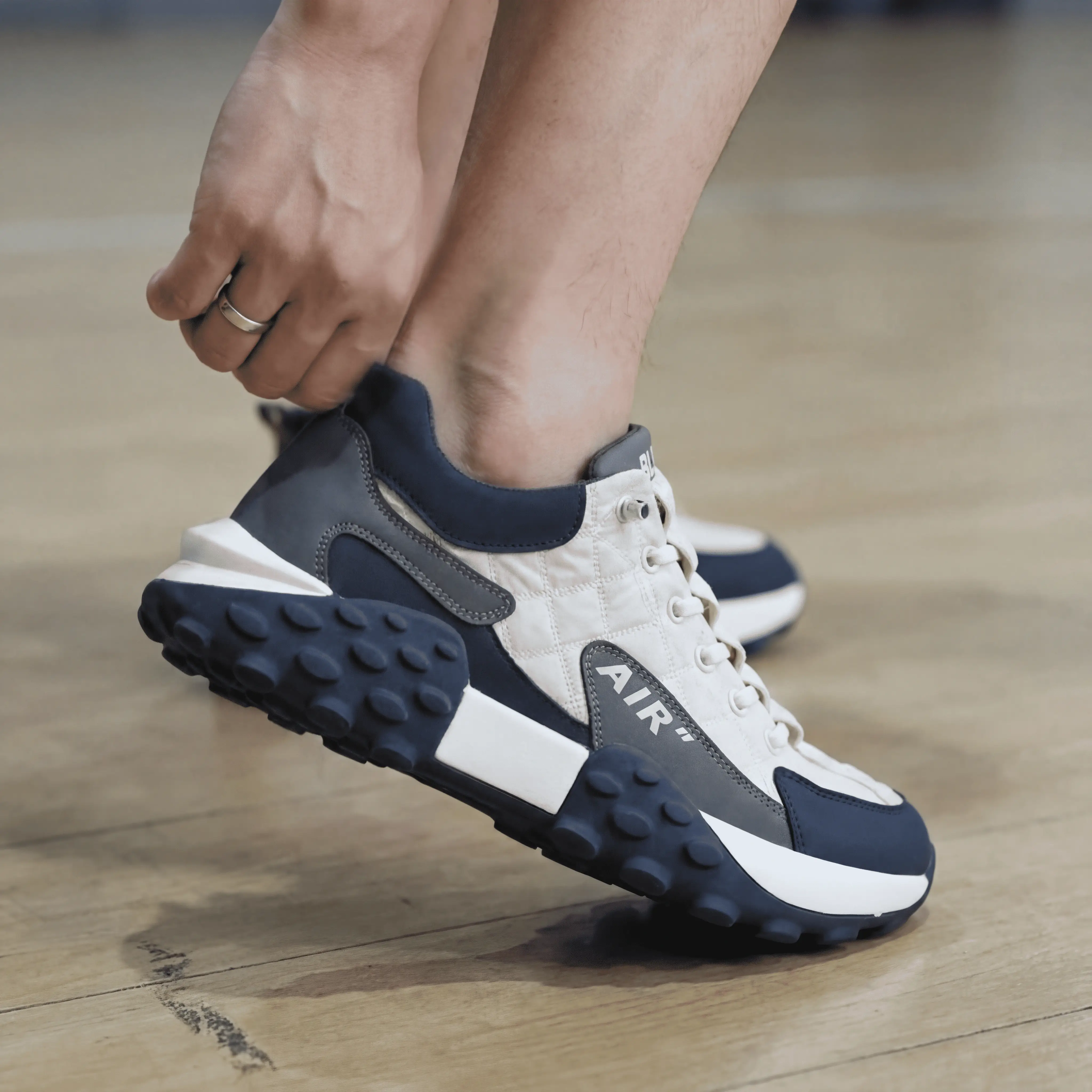 Bequeme und strapazierfähige Sneaker – Air Cross - Image 2